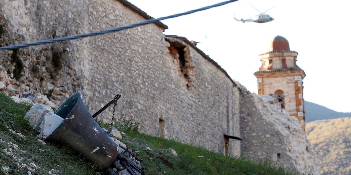 Das Beben hat viel historische Bausubstanz zerstört. Hier eine Kirchenglocke, die aus dem Turm gerissen wurde.