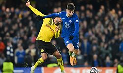 07.03.2023, Großbritannien, London: Fußball: Champions League, FC Chelsea - Borussia Dortmund, K.o.-Runde, Achtelfinale, Rückspiele im Stamford Bridge, Dortmunds Emre Can und Chelseas Kai Havertz (r) kämpfen um den Ball. Foto: David Inderlied/dpa +++ dpa-Bildfunk +++