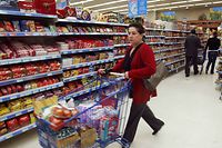 A shopper pushes her grocery cart at the enormous Alpha Beta supermarket in Athens, Greece 14 April 2004, an excellent place to stock up the best Greek edibles.    AFP PHOTO / FAYEZ NURELDINE