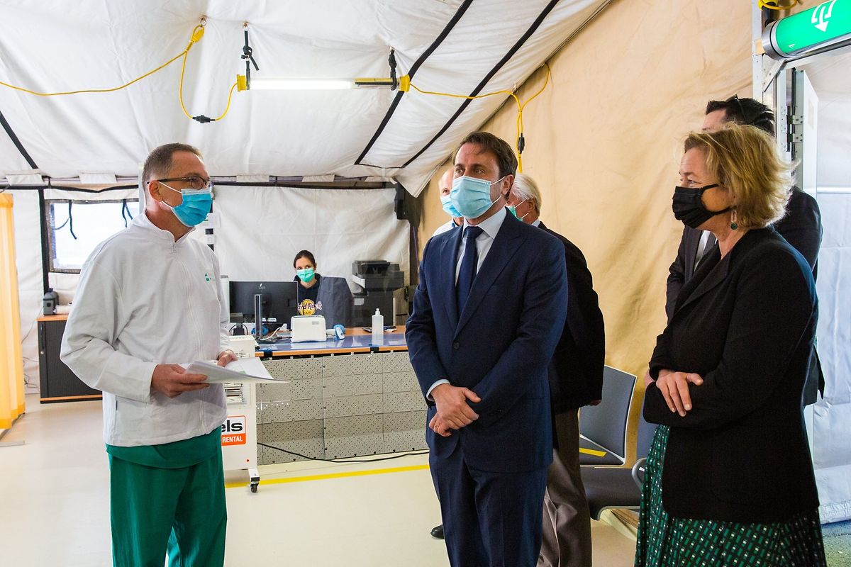 Lundi, en compagnie du Premier ministre, Paulette Lenert a découvert l'hôpital de campagne du CHL.