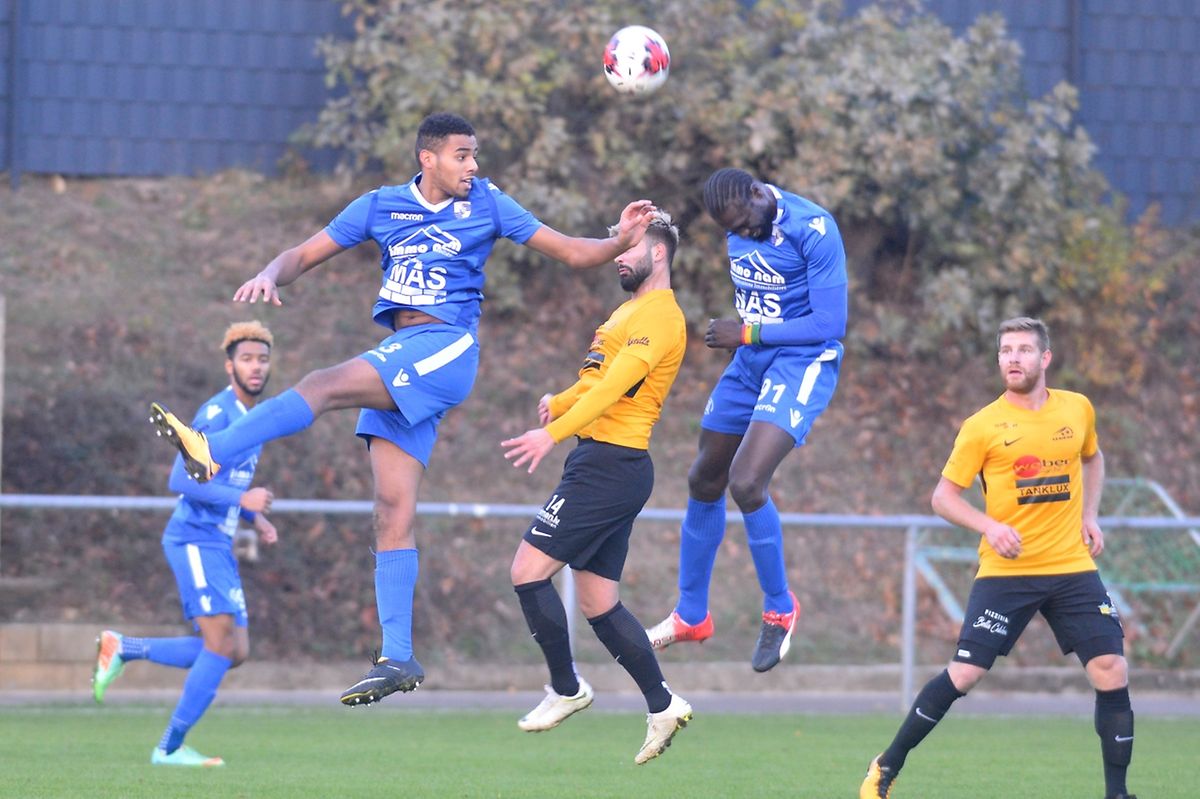 Rachid Erragui et Babacar Sène (Muhlenbach) y mettent tout leur coeur pour prendre ce ballon de la tête.
