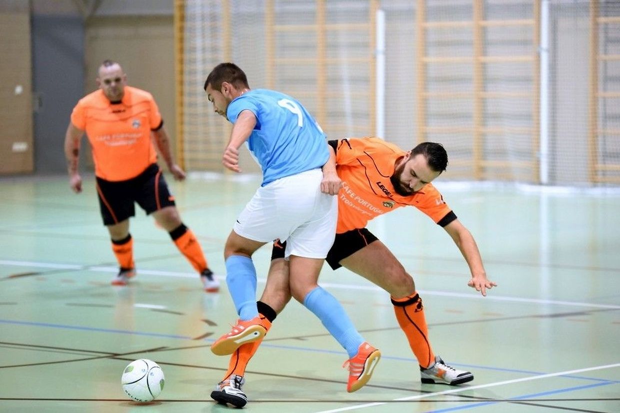 Johnny Sarmento (Amicale Futsal Clervaux) et Patrick Neves, le n°9 deFutsal
Nordstad.