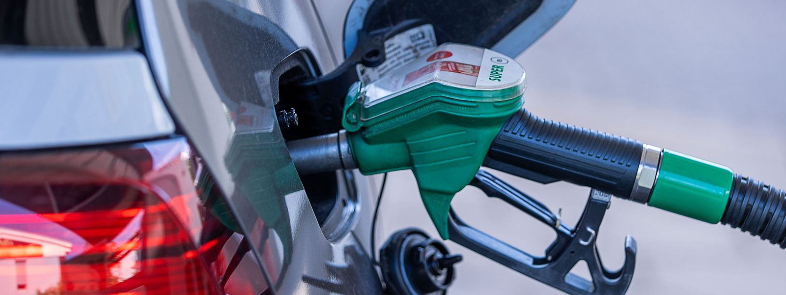 Der Benzinpreis setzt sich hierzulande aus Mehrwertsteuer, Bruttomarge, Transportkosten, Akzisen und dem Preis pro Liter Benzin an der Börse zusammen. 