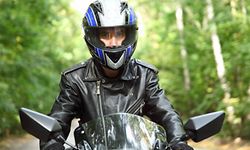 Motorradfahrer, die Staus durchschlängeln, müssen derzeit noch mit Geldstrafen rechnen. 