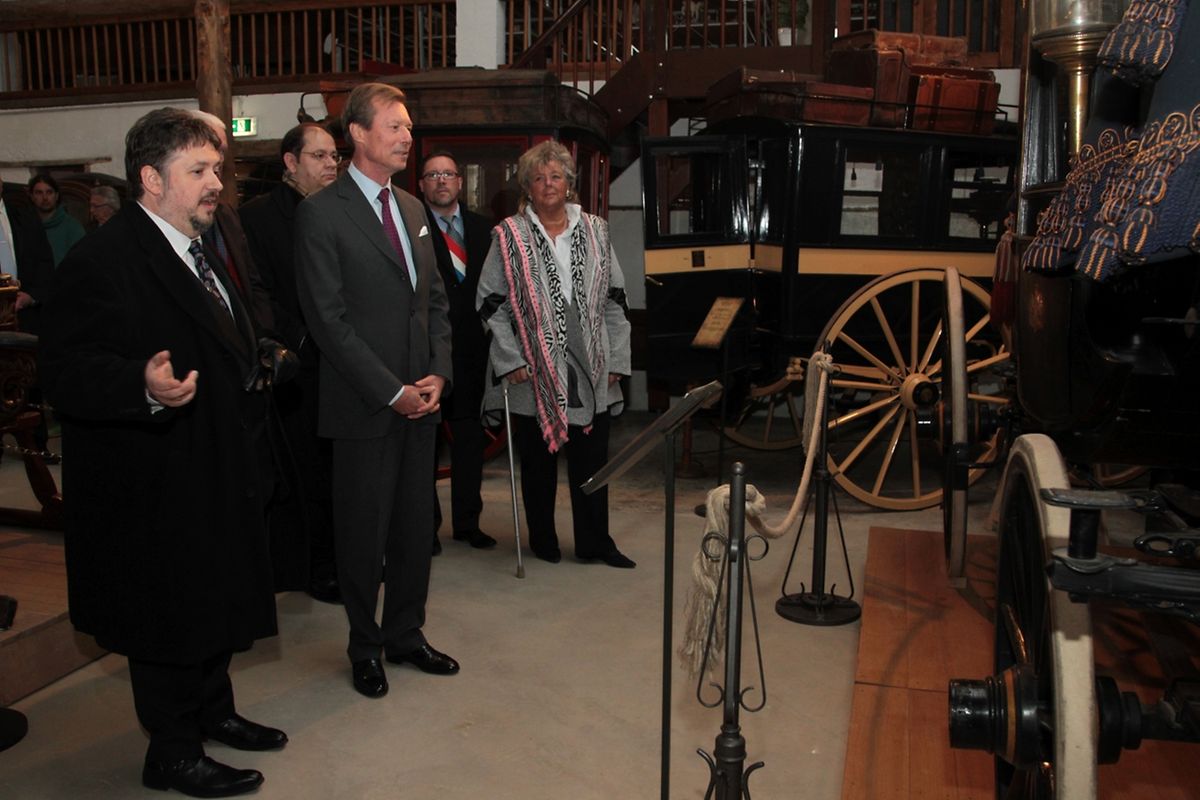 Großherzog Henri besucht das Kutschenmuseum in Peppingen.