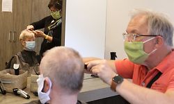 Immer mit Mundschutz: Im Friseursalon Tendrelle hat Luc Olinger alle Hände voll zu tun.