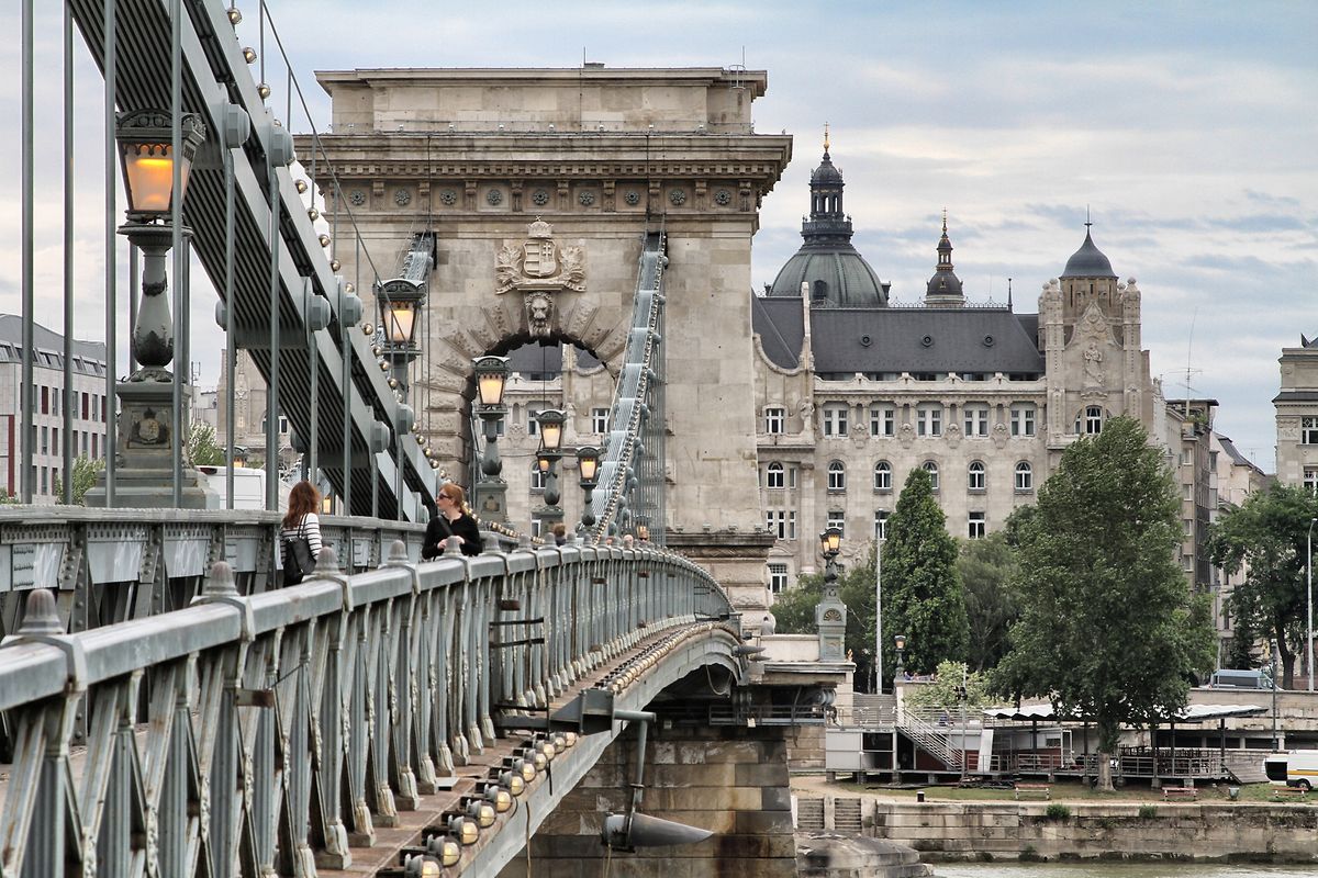 Blick auf die Kettenbrücke in Budapest: Schönere Brücken als jene der ungarischen Hauptstadt findet man kaum sonst wo auf der Welt.