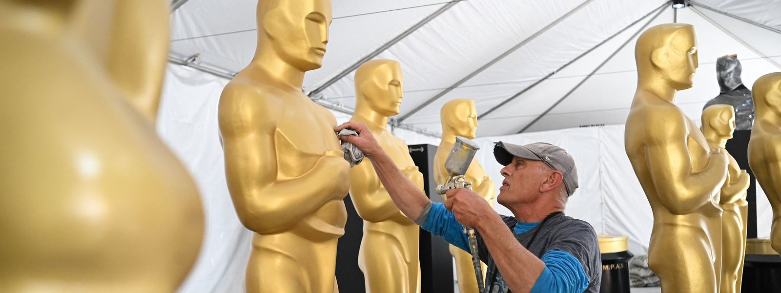 Der Bühnenbildner Michael Thomas beim Bemalen der Dekors zur 95. Oscarverleihung in Hollywood.