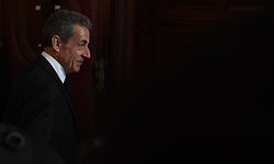 TOPSHOT - Former French President Nicolas Sarkozy arrives to attend the appeal hearing of a corruption trial at Paris courthouse on December 5, 2022. - A French court on March 1, 2021 convicted former President Nicolas Sarkozy on charges of corruption and influence peddling, handing him a three-year prison sentence of which two years are suspended. Prosecutors called for him to be jailed for four years and serve a minimum of two, and asked for the same punishment for his co-defendants -- lawyer Thierry Herzog and the judge Gilbert Azibert. (Photo by Alain JOCARD / AFP)