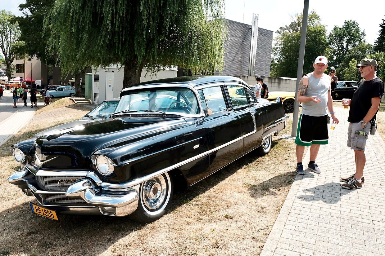Stilecht ist man mit diesem Cadillac Baujahr 1956 unterwegs.