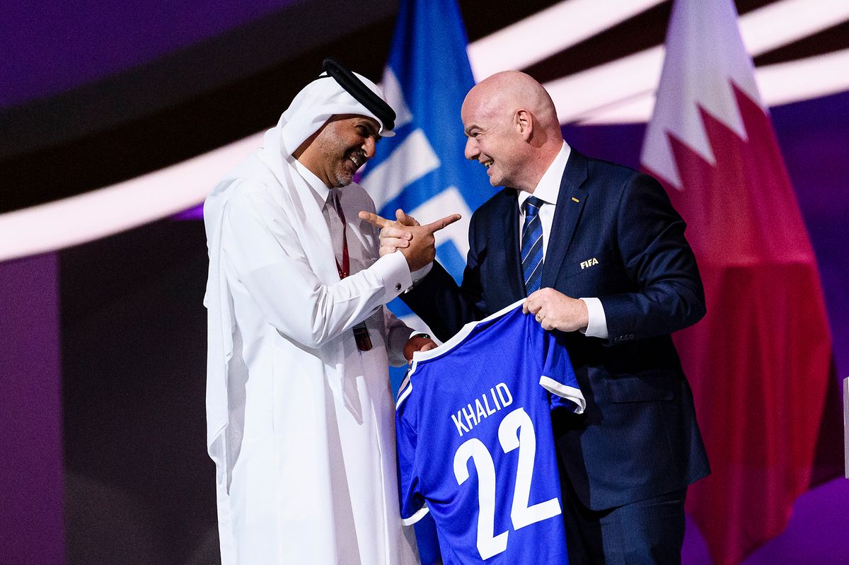Amitié masculine : le Premier ministre du Qatar, Cheikh Khalid bin Khalifa bin Abdulaziz Al Thani, reçoit un cadeau du président de la FIFA, Gianni Infantino, lors du 72e Congrès de la FIFA le 31 mars à Doha, la capitale du Qatar.