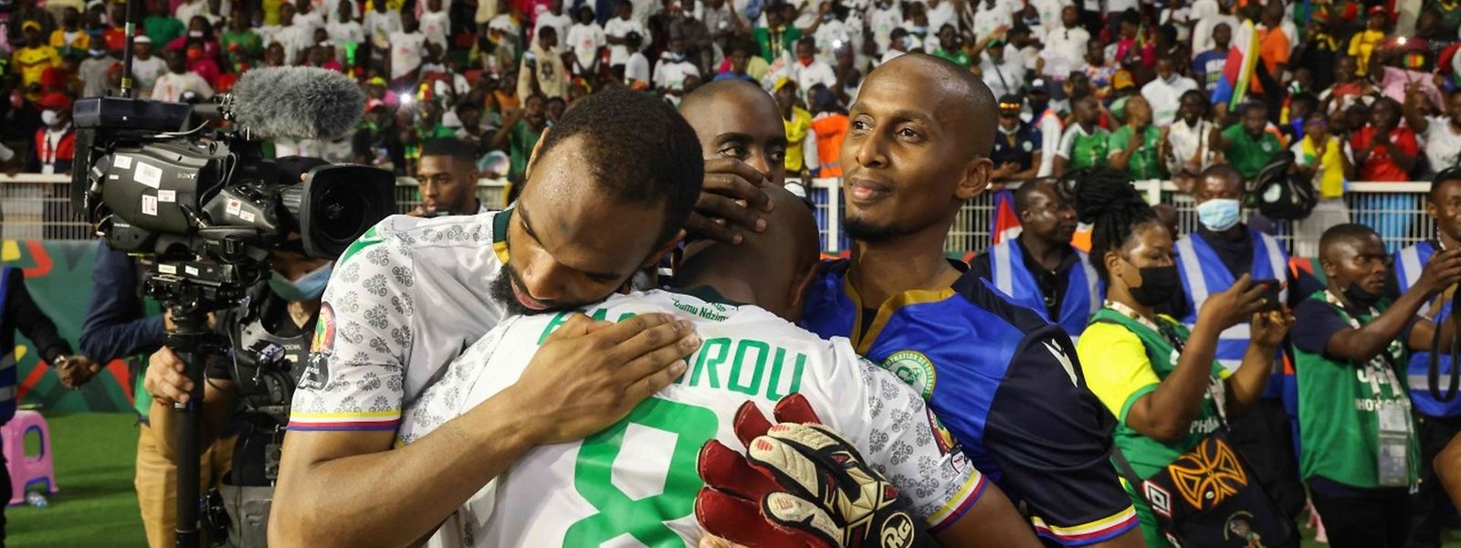 Die Spieler der Komoren trösteten sich gegenseitig nach der Niederlage gegen Kamerun und wussten zu diesem Zeitpunkt noch nichts von der Tragödie vor dem Stadion.