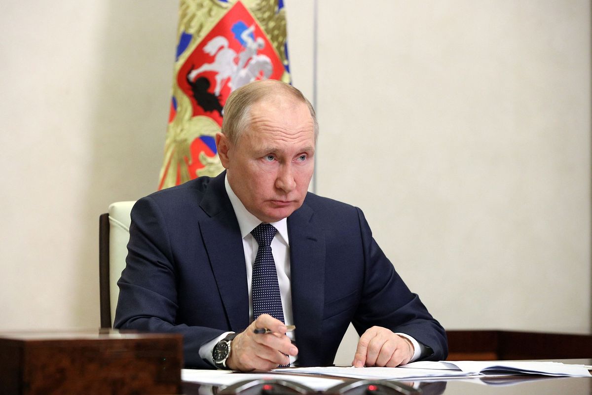 Russian leader Vladimir Putin has warned of further cuts to supplies if the standoff between his country and Europe continues