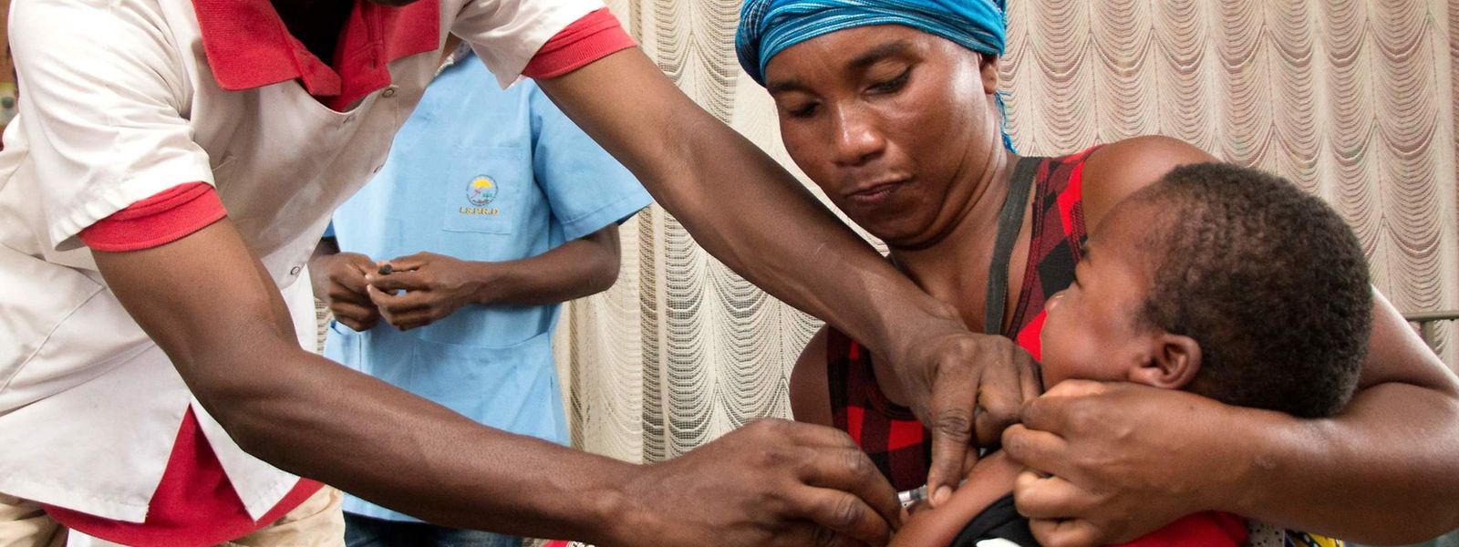 Ein Kind wird in Madagaskar gegen Masern geimpft. Mehr als 1100 Menschen in dem Inselstaat sind seit vergangenem Oktober an der Krankheit gestorben.