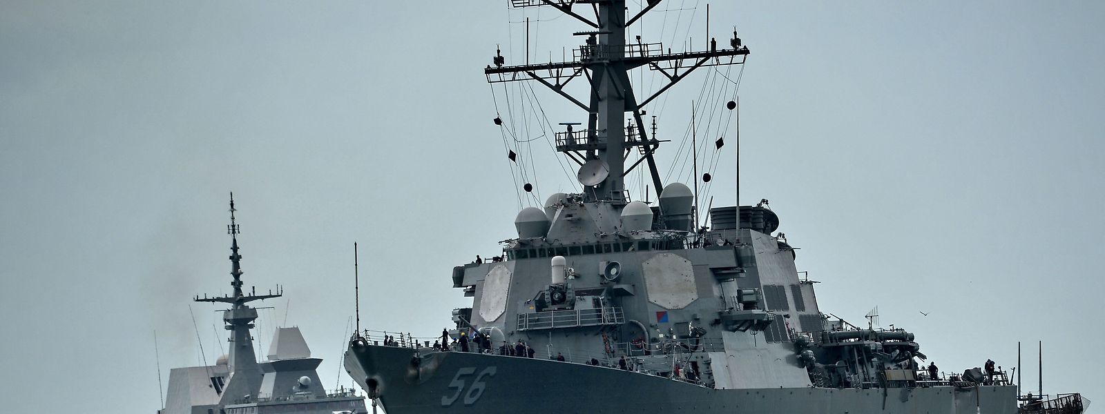 Der US-Zerstörer wurde von Armeeschiffen aus Singapur eskortiert.