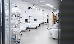 29.03.2020, Spanien, Barcelona: Das medizinische Personal trifft sich in einem Raum eines Sportzentrums, das in ein provisorisches Krankenhaus in Barcelona umgewandelt wurde. Nach Italien ist Spanien in Europa das Land mit den meisten Corona-Fällen. Bis Sonntag gab es nach amtlichen Angaben rund 79 000 Infektionsfälle und mehr als 6500 Tote. Foto: Europa Press Reportajes/Europa Press/dpa +++ dpa-Bildfunk +++