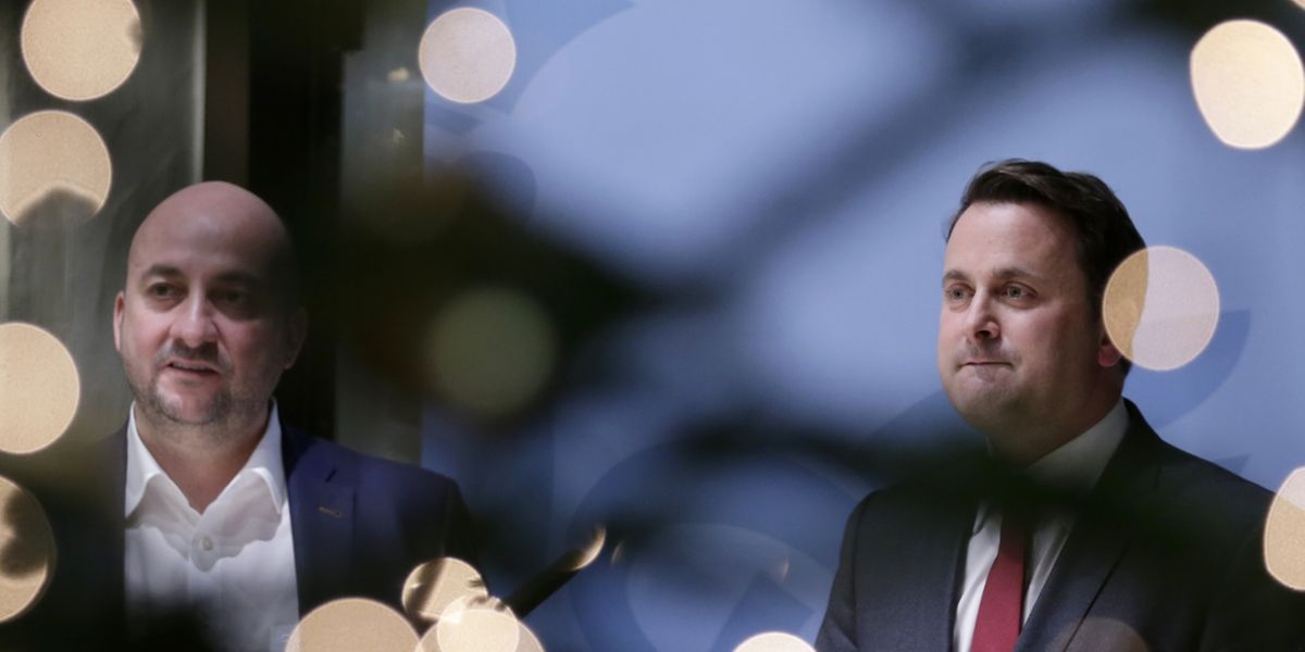 Etienne Schneider et Xavier Bettel lors d'un point presse improvisé ce lundi soir au ministère d'Etat. 