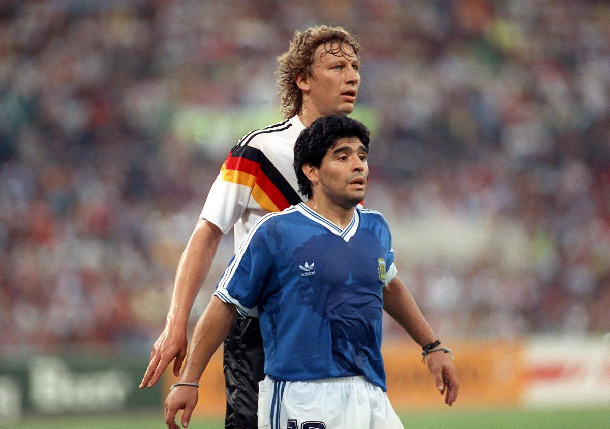 Der deutsche Abwehrspieler Guido Buchwald deckt Diego Maradona im WM-Finale 1990.