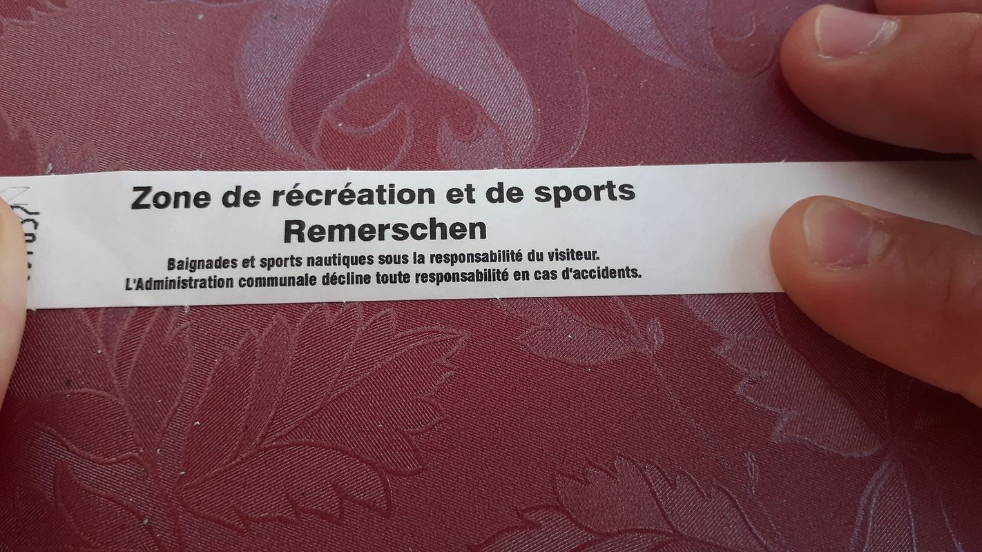 Os visitantes recebem à entrada uma bracelete que recorda que o banho e desportos náuticos são da responsabilidade do visitante. 