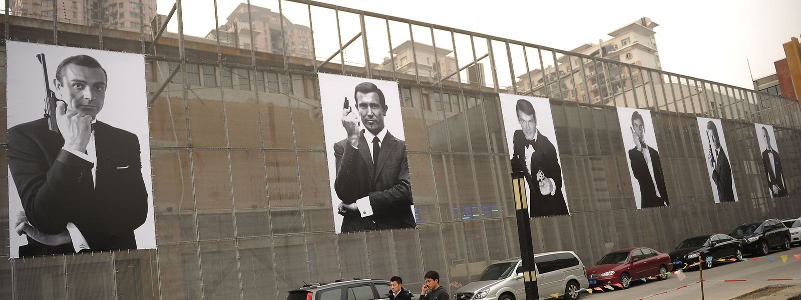 Im Rahmen einer James-Bond-Ausstellung wurden in Shanghai Poster sämtlicher Bond-Darsteller angebracht. Die Reihe wird demnächst um einen Namen erweitert.