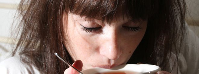 Abwarten und Tee trinken: Gegen eine Erkältung hilft kein Kraut - aber die Symptome lassen sich mit heißen Getränken durchaus lindern.