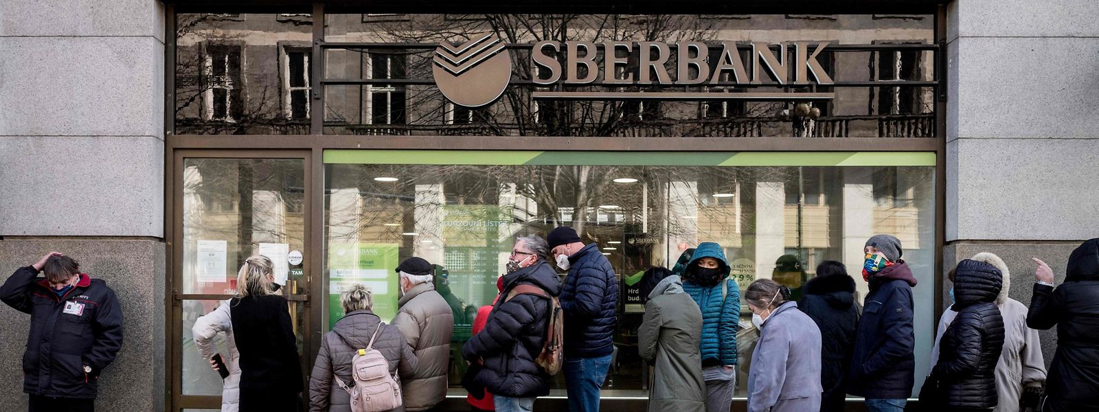 In Prag stehen Kunden der Sberbank an, um ihre Einlagen abzuziehen.