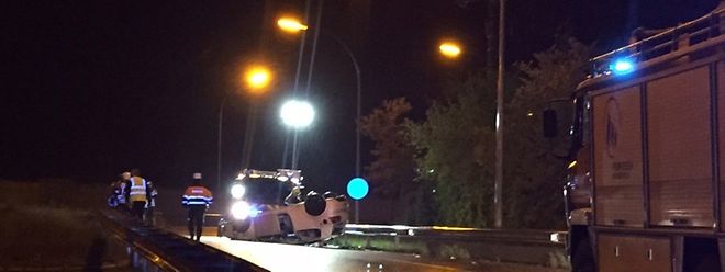 Das Auto kam derart ins Schleudern, dass es auf der gegenüber liegenden Auffahrt auf dem Dach landete.