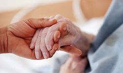 ARCHIV - Zum Themendienst-Bericht vom 30. März 2020: Gut versorgt? Viele Menschen machen sich wegen des Coronavirus sorgen um Angehörige, die in Pflegeheimen untergebracht sind. Foto: Oliver Berg/dpa/dpa-tmn - Honorarfrei nur für Bezieher des dpa-Themendienstes +++ dpa-Themendienst +++