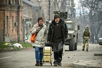Casal em Mariupol, cidade que o governo ucraniano garante que não se rende às tropas russas. Nem no Donbass.