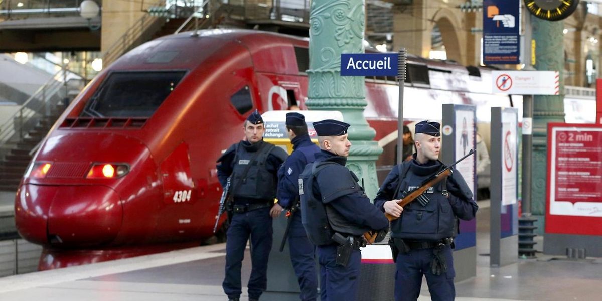 Polizisten vor einem Thalys-Zug in der Pariser Gare du Nord.