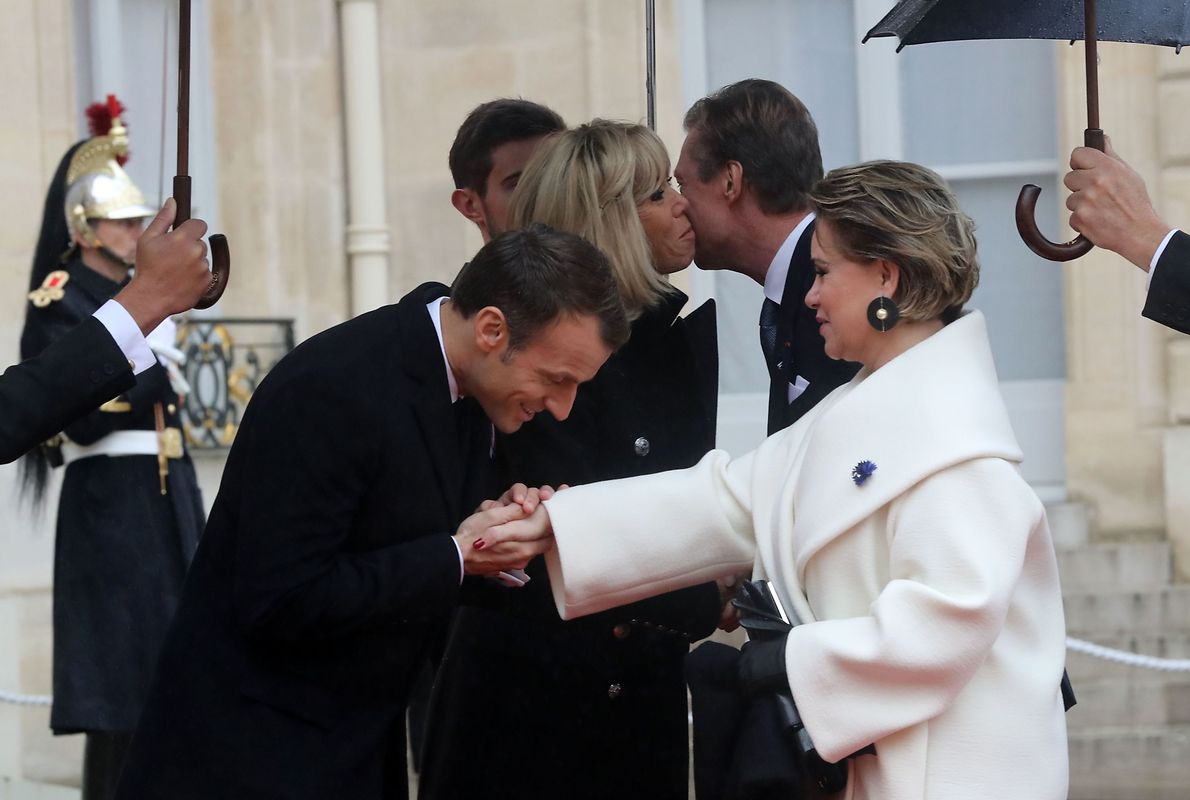French President Emmanuel Macron (L) and his wife Brigitte (2L) welcome Henri, Grand Duke of Luxembourg and Maria Teresa, Grand Duchess of Luxembourg at the Elysee Palace in Paris on November 11, 2018 ahead of the start of commemorations marking the 100th anniversary of the 11 November 1918 armistice, ending World War I. (Photo by Jacques Demarthon / AFP)