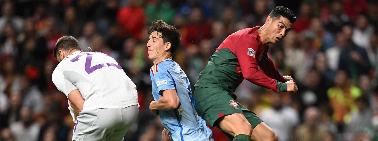 Cristiano Ronaldo Pau Torres e o gaurda-redes espanhol Unai Simon saltam para a bola no jogo entre Portugal e Espanha para a Liga das Nações, a 27 de setembro de 2022. 