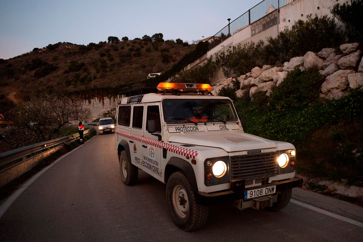 Rescue workers arrive to reinforce rescue efforts to find a boy who fell down a well in Totalan in southern Spain on January 16, 2019. - Rescuers racing to save a two-year-old boy who fell down a well in southern Spain have found several strands of his hair, authorities said, raising hopes of finding the toddler whose fate has gripped the nation for days. It is the first confirmation that Julen is down the 110-metre (360-foot) deep shaft after family members said he tumbled in while playing as his parents had lunch nearby. (Photo by JORGE GUERRERO / AFP)