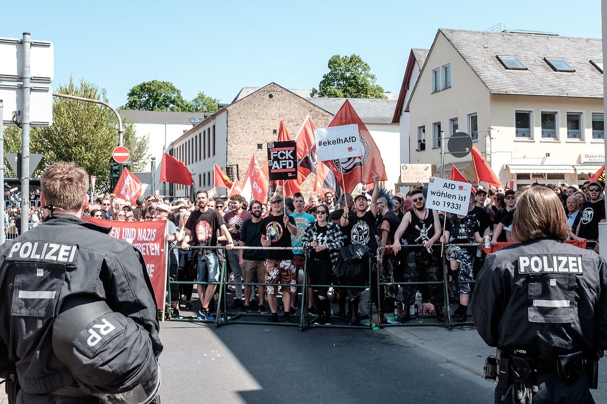 In Trier fanden am Samstag mehrere Demonstrationen statt. Die einen Teilnehmer waren für, die anderen gegen die Ehrung von Karl Marx. 