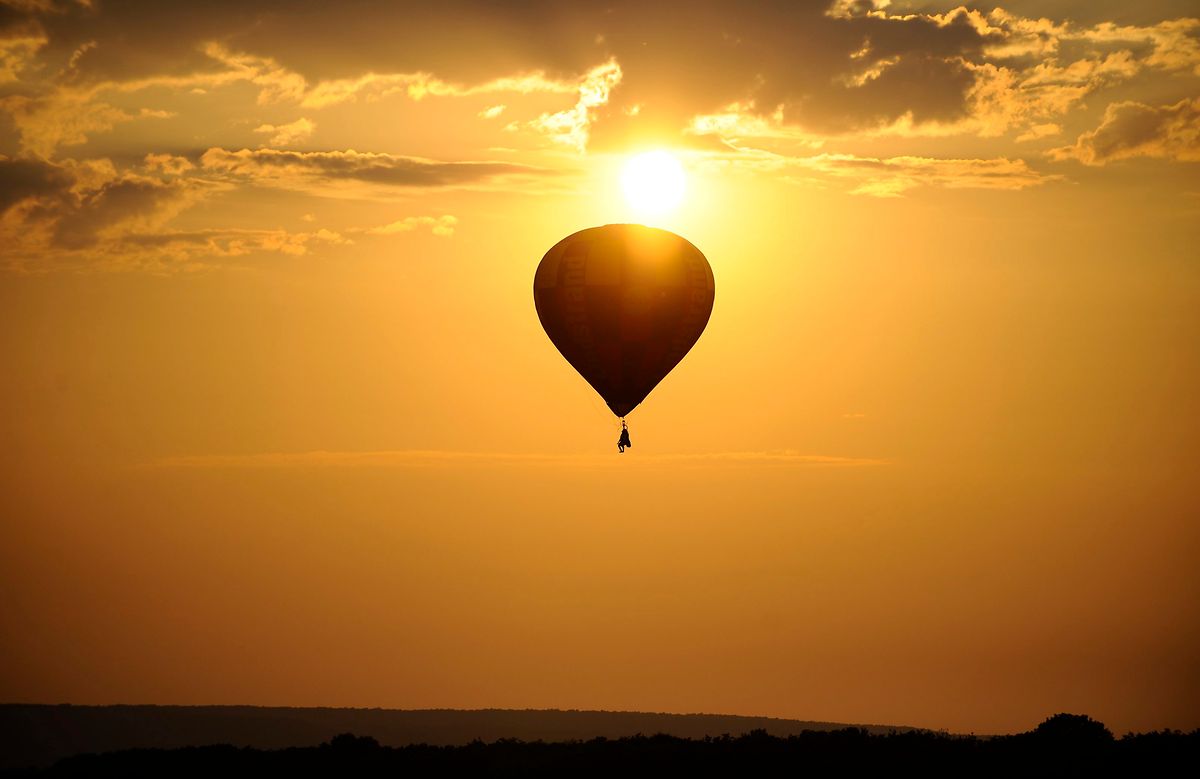 Phileas Fogg startete seine Erdumrundung in Richtung Osten. Auf seiner Reise nutzt er runter anderem einen Heißluftballon. 