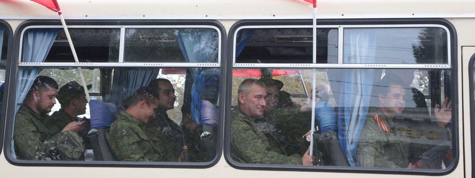 Reservistas abrangidos pela mobilização parcial depois de uma cerimónia de despedida em Sevastopol, Crimeia, a 27 de setembro. 