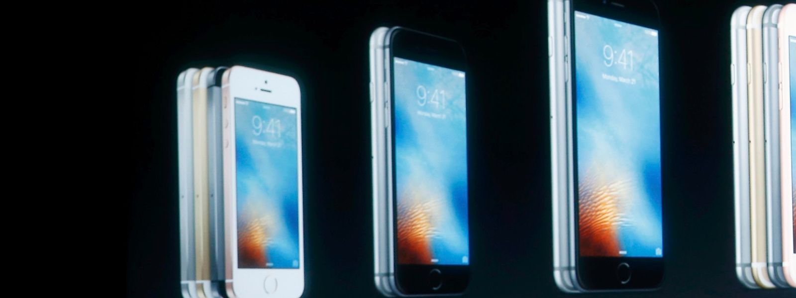 Das iPhone SE (links) ist im Vergleich zu den Modellen 6 und 6 Plus kleiner, verfügt aber über einige Technik-Features aus den "Großen".