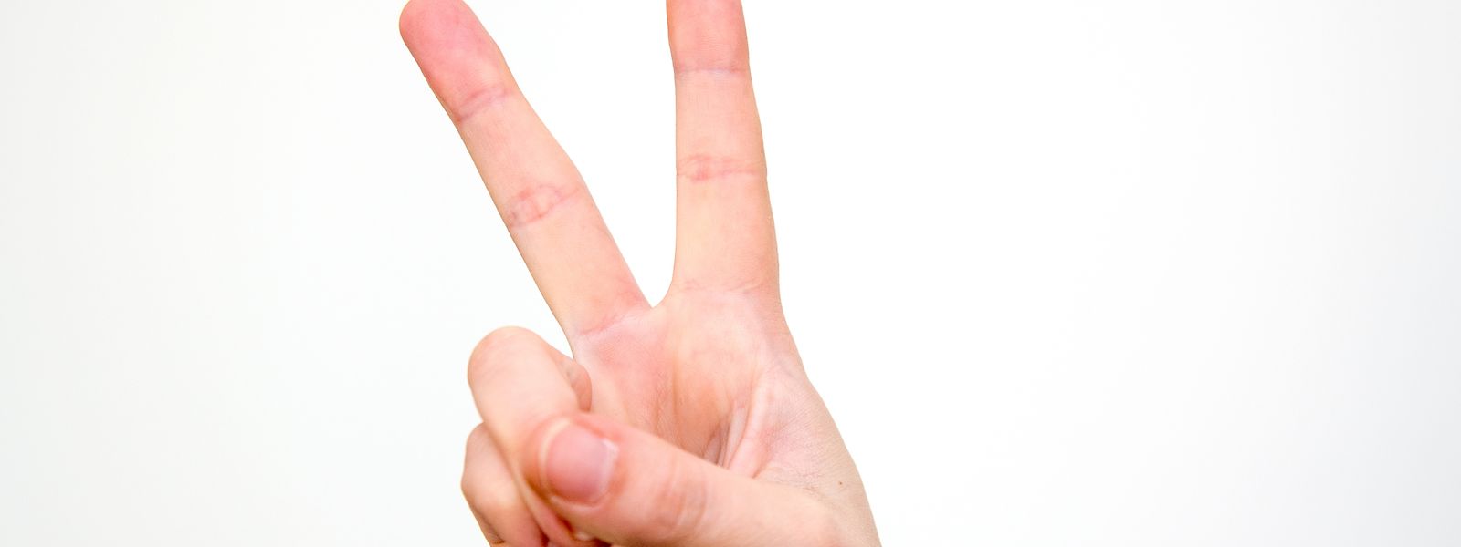Das V-Zeichen aus Zeige- und Mittelfinger steht in Luxemburg für Erfolg oder Frieden - in Großbritannien, Irland, Neuseeland und Australien hingegen gilt es als Geste für einen Fluch. 