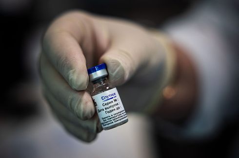 TOPSHOT - A healthcare worker holds a vial with the one-dose Russia's Sputnik Light Covid-19 vaccine at a vaccination centre in Sokolniki park in Moscow on July 2, 2021. - Russia on July 2, 2021, reported 679 coronavirus deaths, a record number of pandemic-related fatalities over a 24-four period for the fourth day in a row, a government tally showed. Russia, the fifth worst-hit country in the world, is battling a surging outbreak driven by the highly infectious Delta variant and worsened by a lagging vaccination drive. (Photo by Dimitar DILKOFF / AFP)