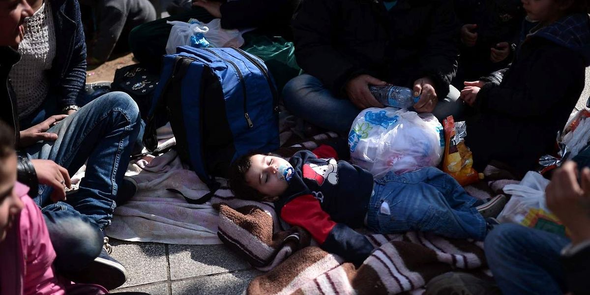 Ein Baby schläft in einem Athener Park. Dort harren hunderte Flüchtlinge, vorwiegend aus Afghanistan, aus. Sie werden nicht in Richtung Norden weitergelassen.