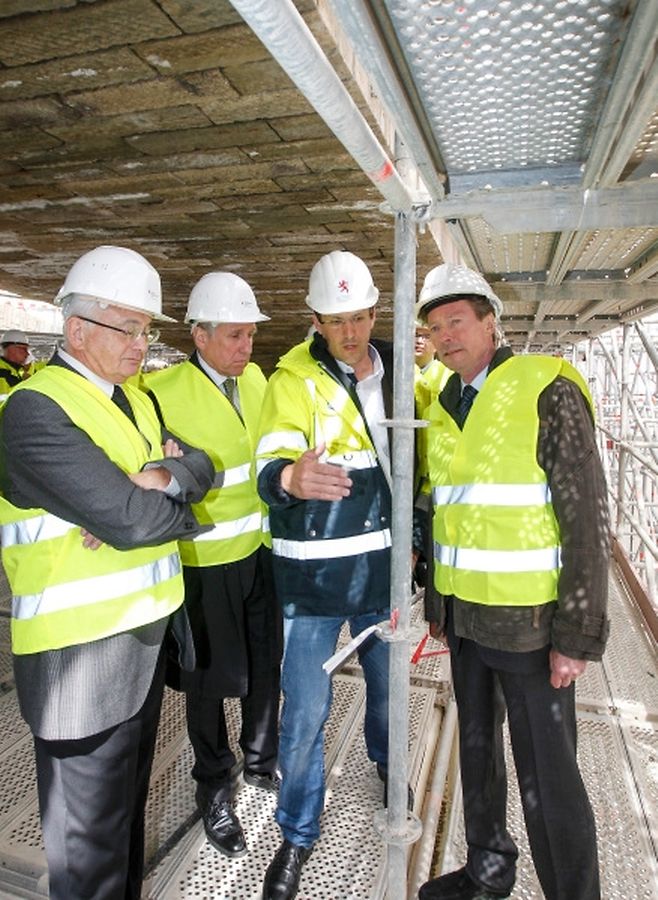 Großherzog Henri besichtigt die Sanierung des Pont Adolphe. 