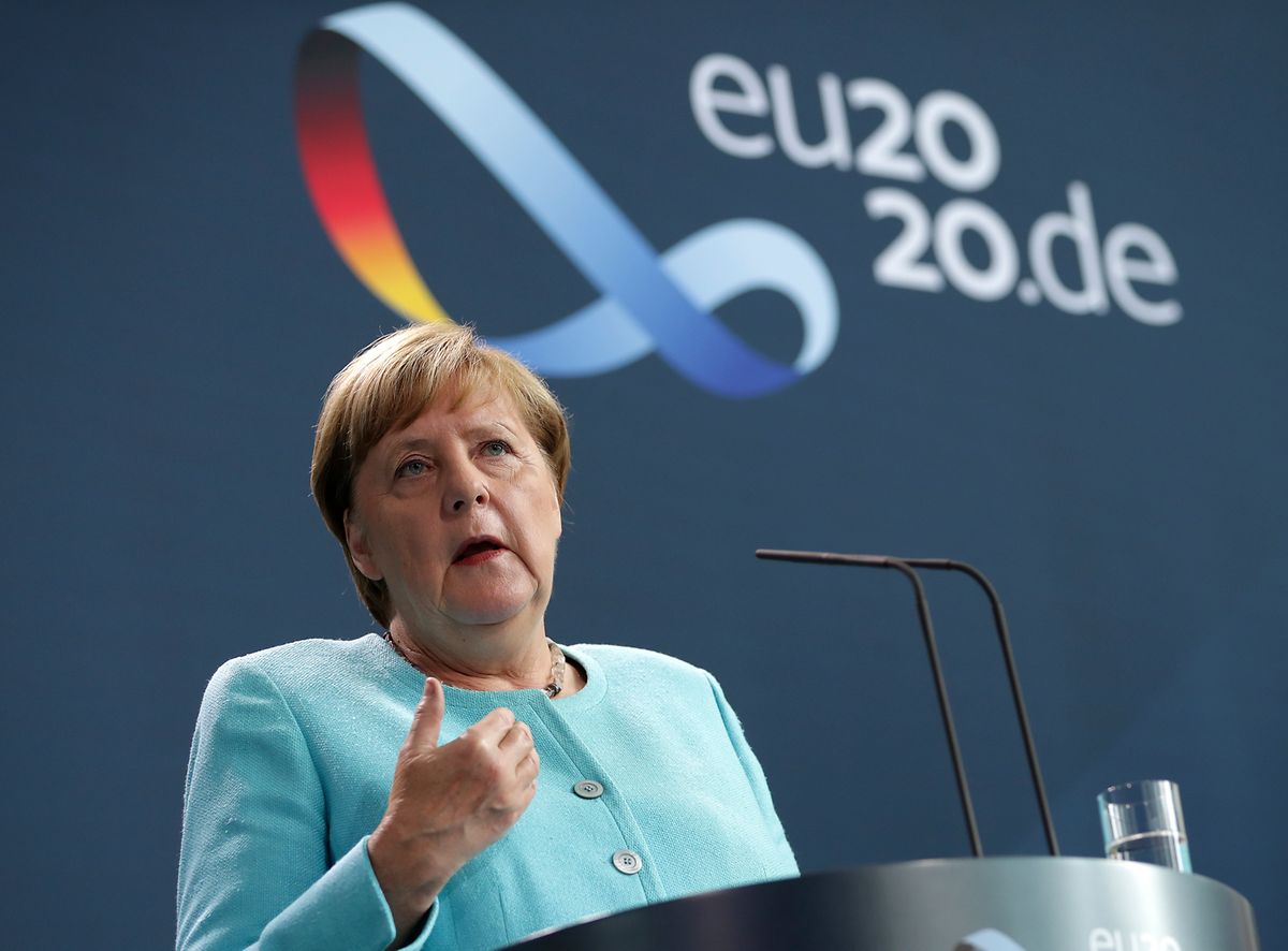 Die deutsche Bundeskanzlerin Angela Merkel spricht während einer Pressekonferenz im Bundeskanzleramt im Anschluss an eine Videokonferenz des Europäischen Rates zu Medienvertretern.