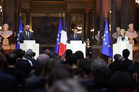“Putin trouxe a guerra de volta à Europa e esta brutal agressão da Rússia contra a Ucrânia é um trágico momento de viragem na nossa história”, salientou num tom lúgubre o presidente francês, Emmanuel Macron.