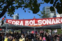 Milhares de pessoas saíram às ruas no domingo para participar em protestos contra e a favor do Presidente brasileiro.