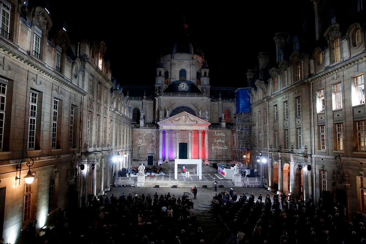 Blick in den Innenhof der Sorbonne während der Gedenkzeremonie.