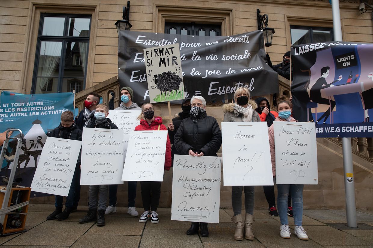 Hunderte Menschen haben sich am Samstagnachmittag während eines Protestzuges in der Hauptstadt dafür ausgesprochen, dass Cafés und Restaurants wieder öffnen dürfen.