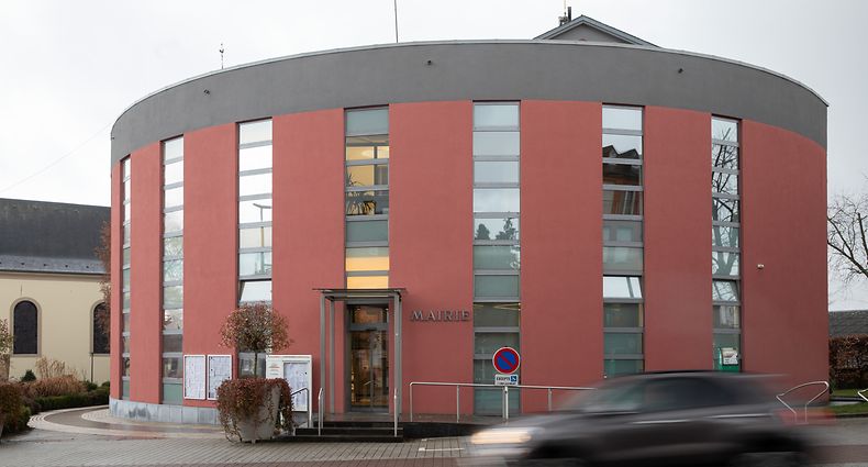 Lok , Gemeinderat Sandweiler , Gemeiindehaus , Mairie  Foto:Guy Jallay/Luxemburger Wort