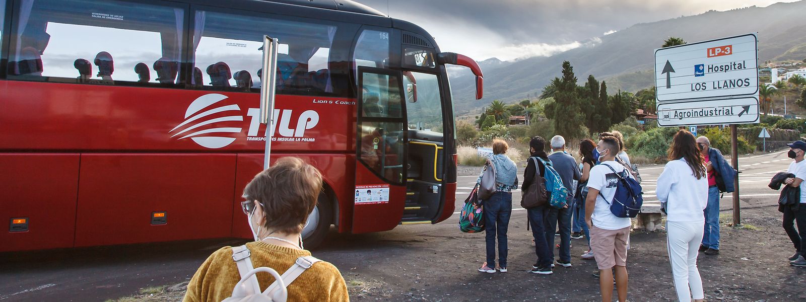 Touristen stehen Schlange, um in einen Bus für Touristen zur Kirche von Tajuya zu steigen. Ein Shuttle-Bus-Service ist eingerichtet worden, um den Vulkan Cumbre Vieja sehen zu können.