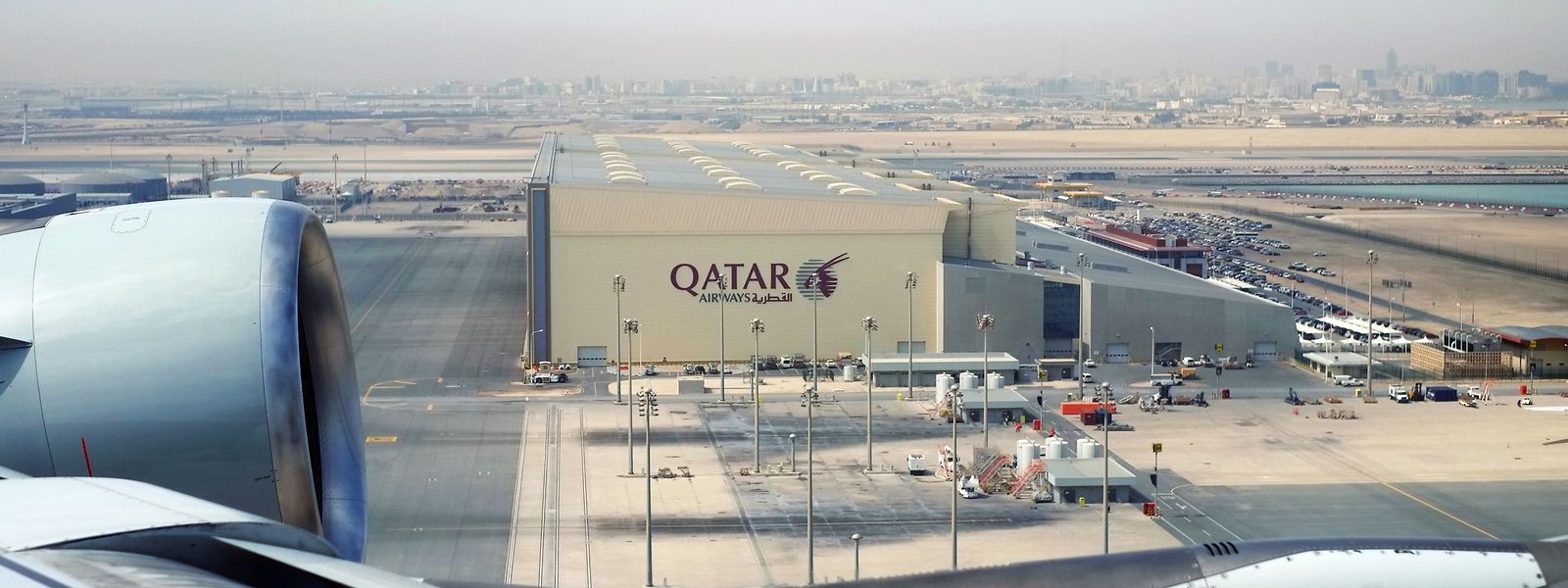 Ein Flugzeug fliegt beim Start über den Flughafen in Katar.