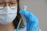 10.08.2021, Thüringen, Jena: Medizinstudentin Ivanna Jeziorowsky zieht eine Spritze mit dem Covid-19-Impfstoff von Johnson und Johnson auf. Bei der Impfung in den Räumen der Tafel Jena können Bürger ohne Termin geimpft werden. Foto: Bodo Schackow/dpa-Zentralbild/dpa +++ dpa-Bildfunk +++
